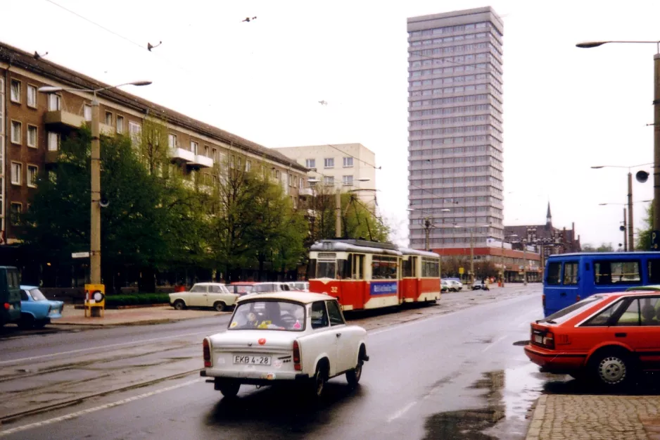 Frankfurt (Oder) sporvognslinje 1 med motorvogn 32 nær Brunnenplatz (1991)