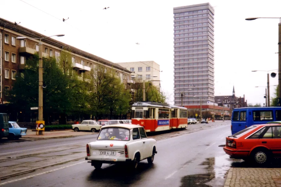 Frankfurt (Oder) sporvognslinje 1 med motorvogn 32 på Karl Marx Straße (1991)