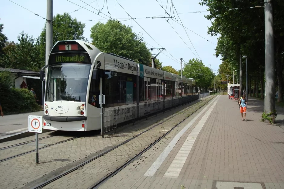 Freiburg im Breisgau sporvognslinje 1 med lavgulvsledvogn 282 ved Rathaus im Stühlinger (2008)