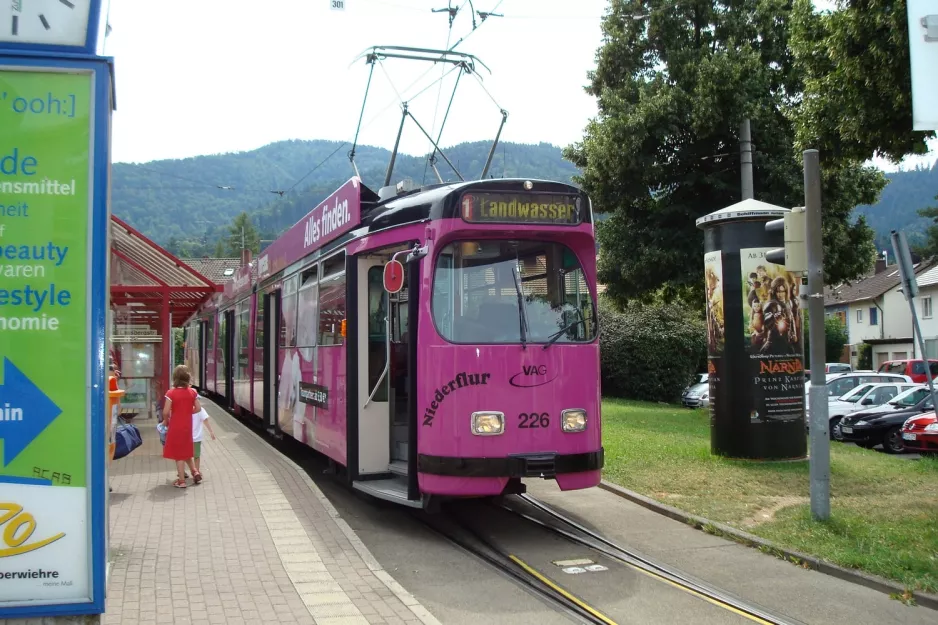 Freiburg im Breisgau sporvognslinje 1 med ledvogn 226 ved Laßbergstr. (2008)