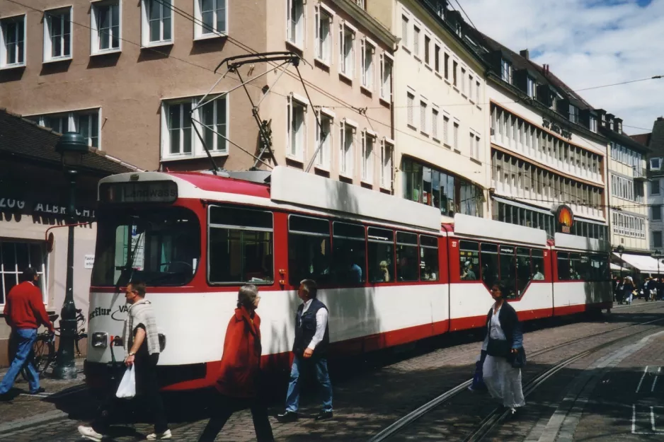 Freiburg im Breisgau sporvognslinje 1 med ledvogn 227 på Kaiser-Joseph-Straße (2003)