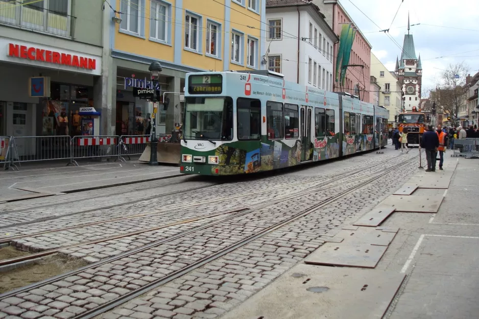 Freiburg im Breisgau sporvognslinje 2 med ledvogn 241 tæt på Holzmarkt (2008)