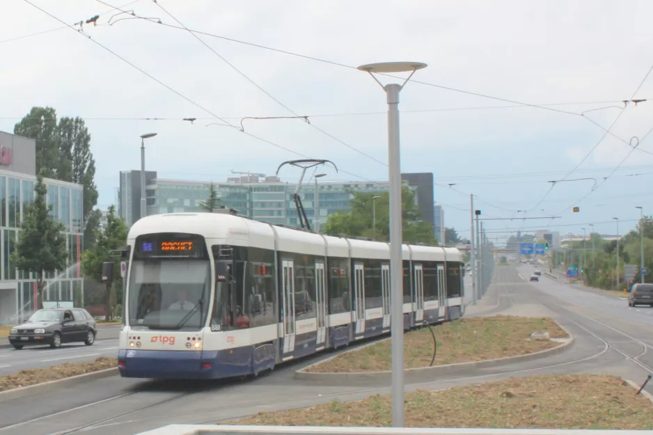 Geneve sporvognslinje 14 med lavgulvsledvogn 888 ved Avanchet (2010)