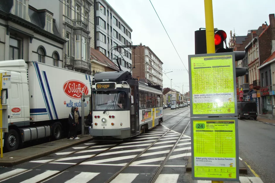 Gent sporvognslinje 22 med motorvogn 6210 ved Van Lokerenstraat (2014)