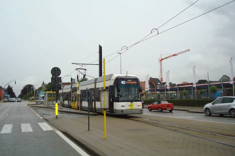 Gent sporvognslinje 24 med lavgulvsledvogn 6306 ved Melle Leeuw (2014)