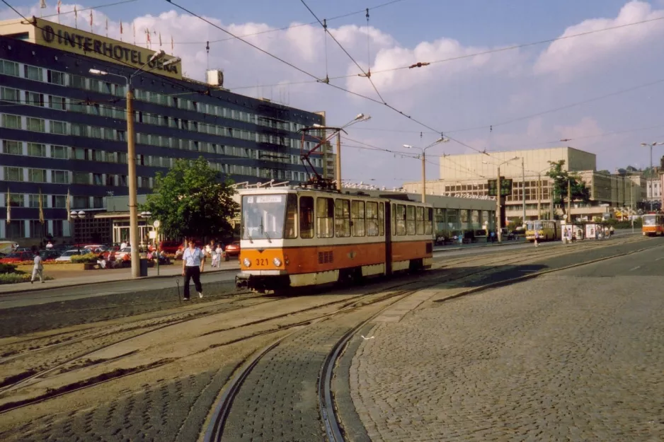 Gera ekstralinje 2 med ledvogn 321 på Straße der Republik (Heinrich Straße) (1990)