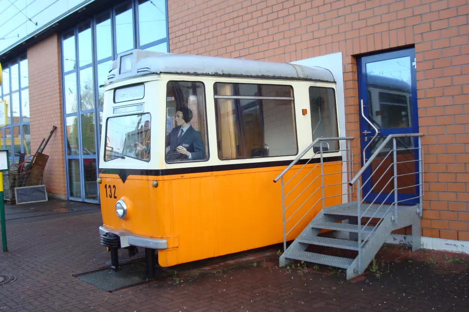 Gera motorvogn 132 foran Straßenbahnmuseum (2014)