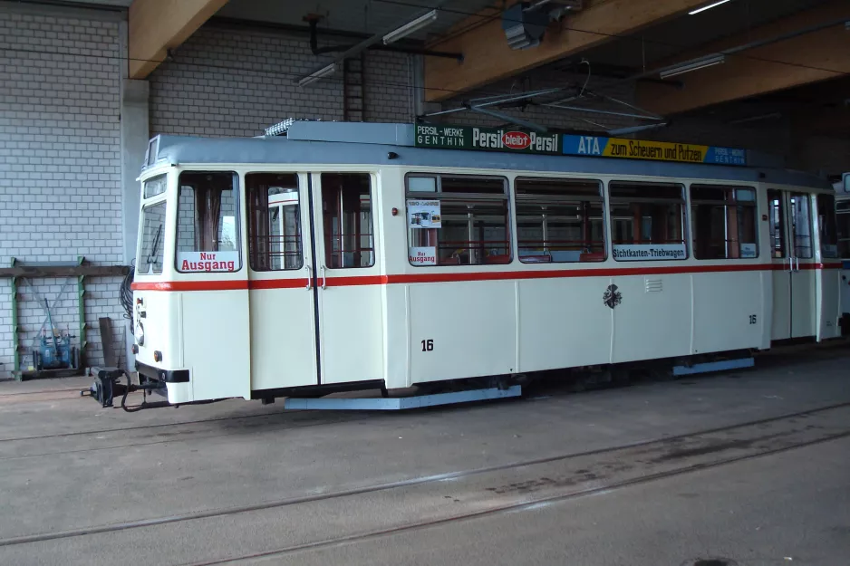 Gera museumsvogn 16 inde i remisen Geraer Verkehrsbetrieb depot, Zoitzbergstraße (2014)
