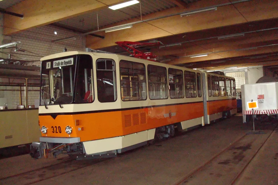 Gera museumsvogn 320 inde i remisen Geraer Verkehrsbetrieb depot, Zoitzbergstraße (2014)