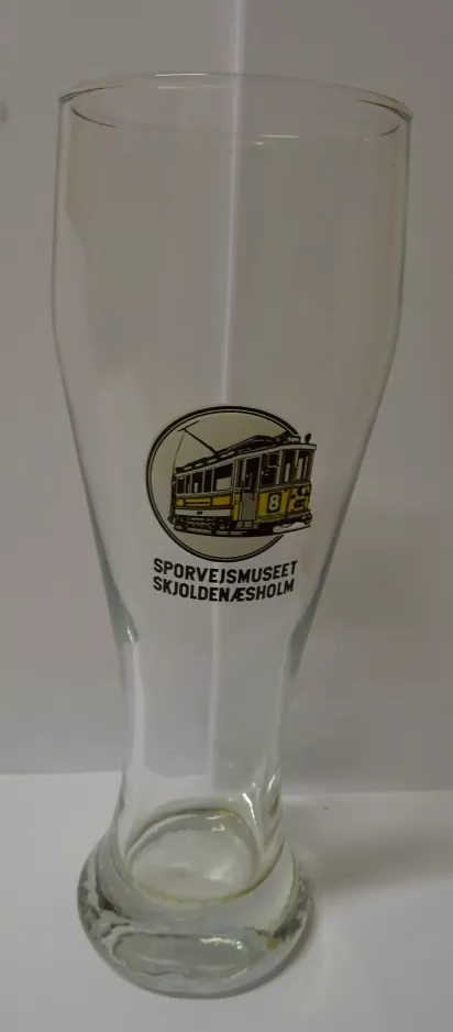 Glas: Skjoldenæsholm motorvogn 437 på Sporvejsmuseet (2002)