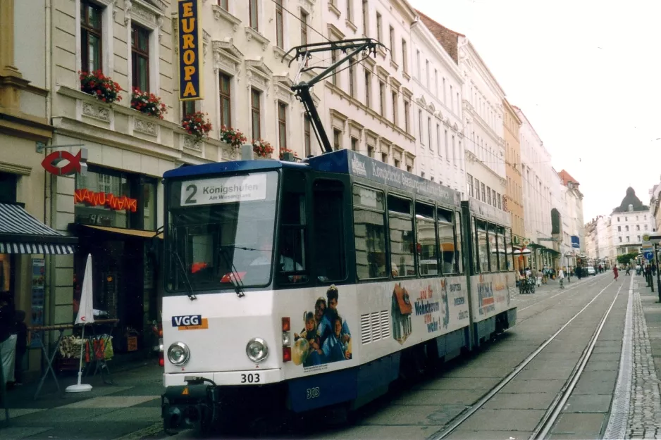 Görlitz sporvognslinje 2 med ledvogn 303 på Postplatz (2004)