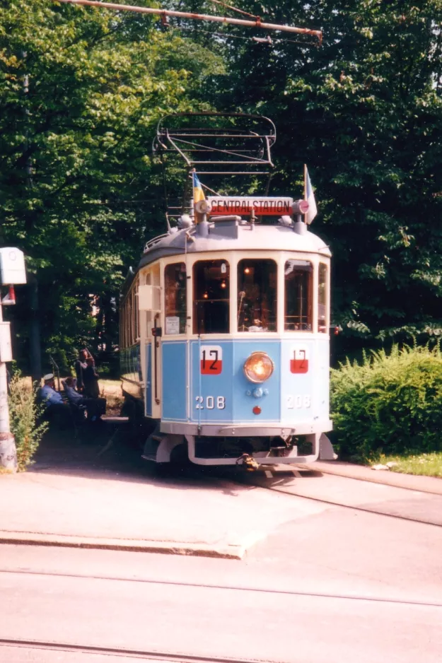 Gøteborg 12 (Lisebergslinjen) med motorvogn 208 ved Sankt Sigfrids Plan (1995)