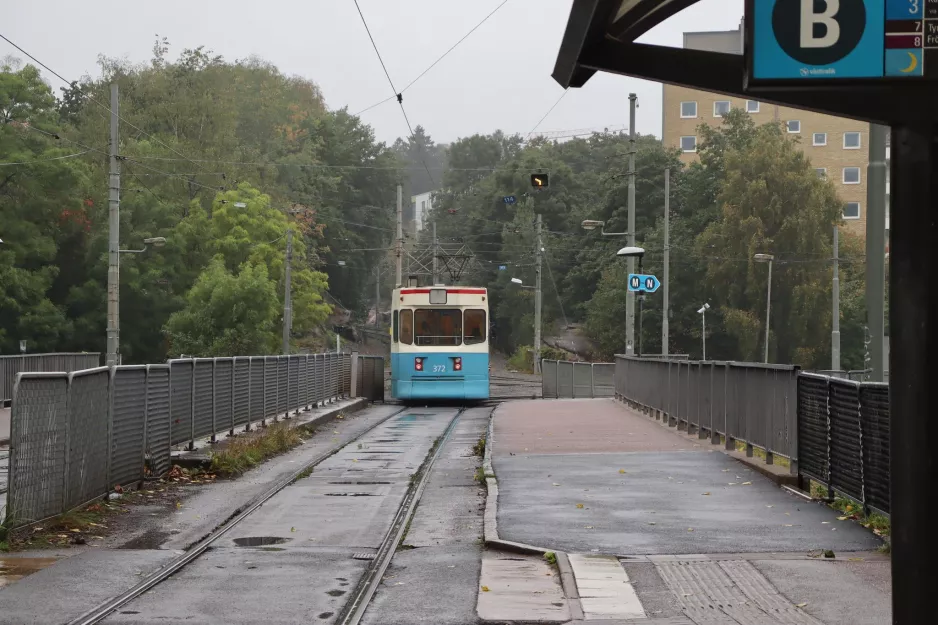 Gøteborg sporvognslinje 8 med ledvogn 372 "Per Nyström" på Högsboleden (2020)