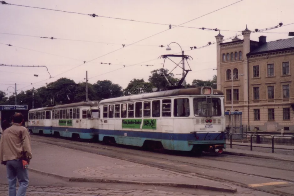 Gøteborg sporvognslinje 8 med motorvogn 625 ved Centralstation Drottningtorget (1986)