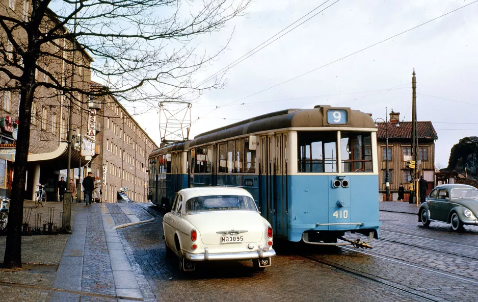 Gøteborg sporvognslinje 9 med bivogn 410 på Första Långgatan (1962)