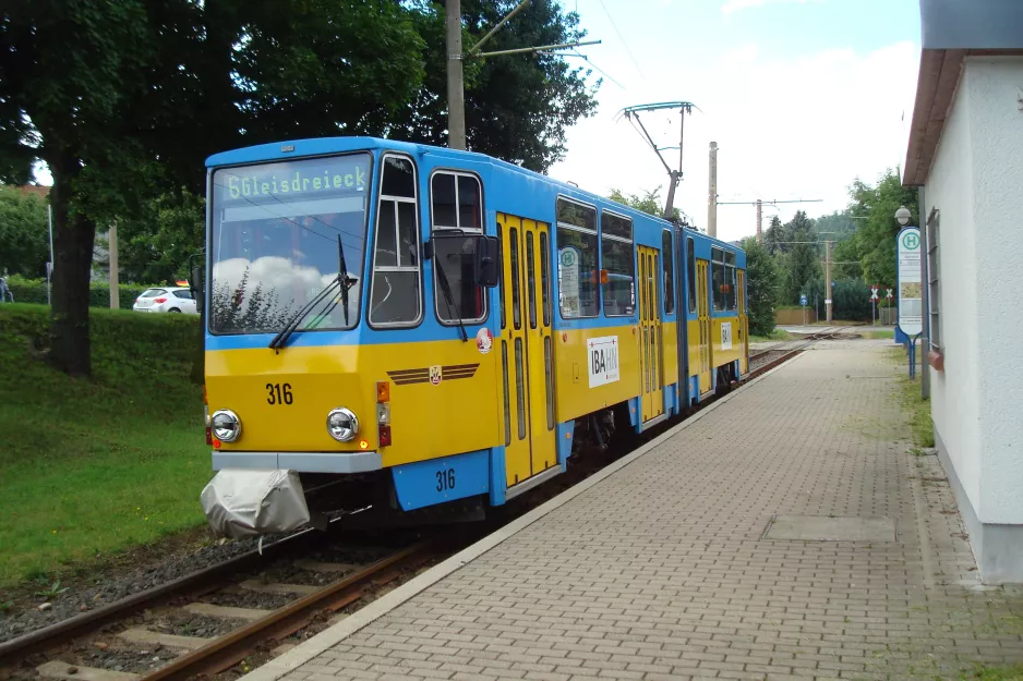 Gotha regionallinje 6 med ledvogn 316 ved Waltershausen Bahnhof (2014)