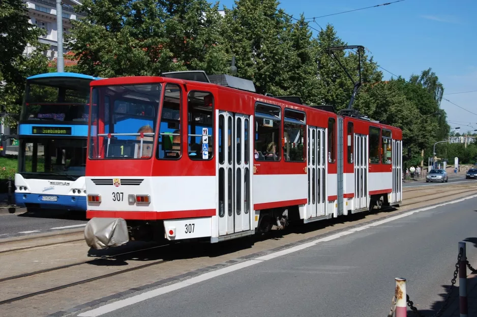 Gotha sporvognslinje 1 med ledvogn 307 på Ekhofplatz, set bagfra (2012)