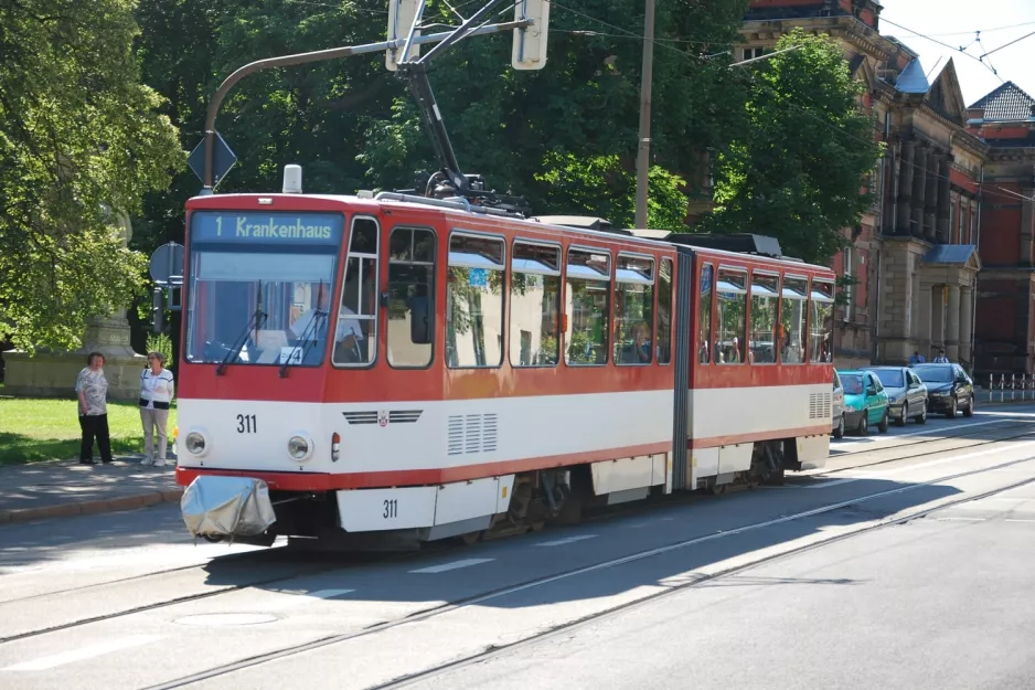 Gotha sporvognslinje 1 med ledvogn 311 nær Orangerie (2012)