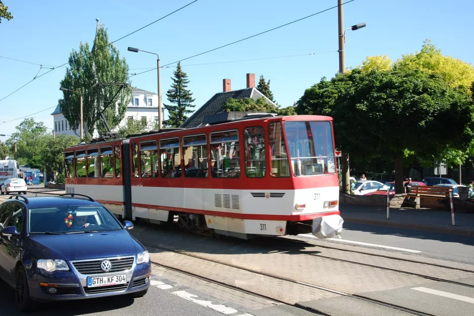 Gotha sporvognslinje 1 med ledvogn 311 på Friedrichstraße, set bagfra (2012)