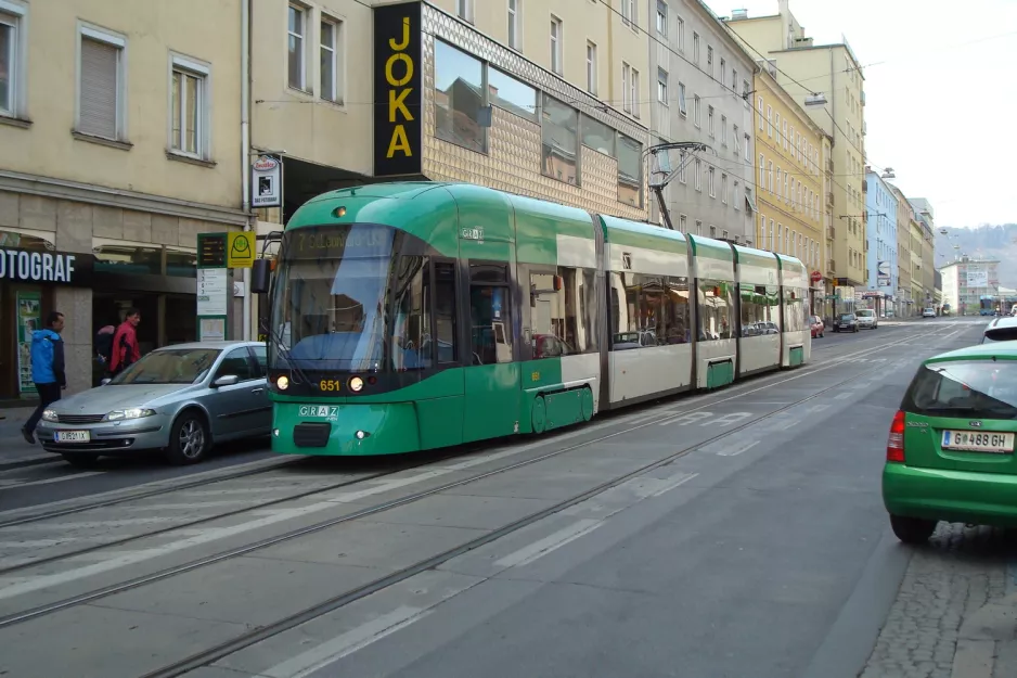 Graz sporvognslinje 7 med lavgulvsledvogn 651 ved Esperantoplatz/Arbeiterkammer (2012)