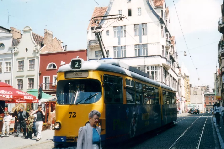 Grudziądz sporvognslinje T2 med ledvogn 72 på Rynek (2004)
