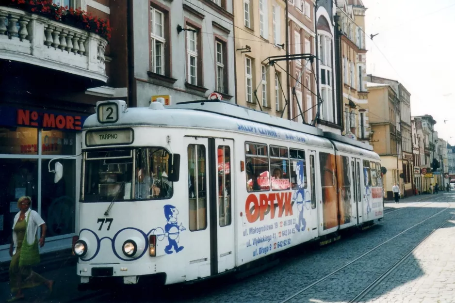 Grudziądz sporvognslinje T2 med ledvogn 77 på Rynek (2004)