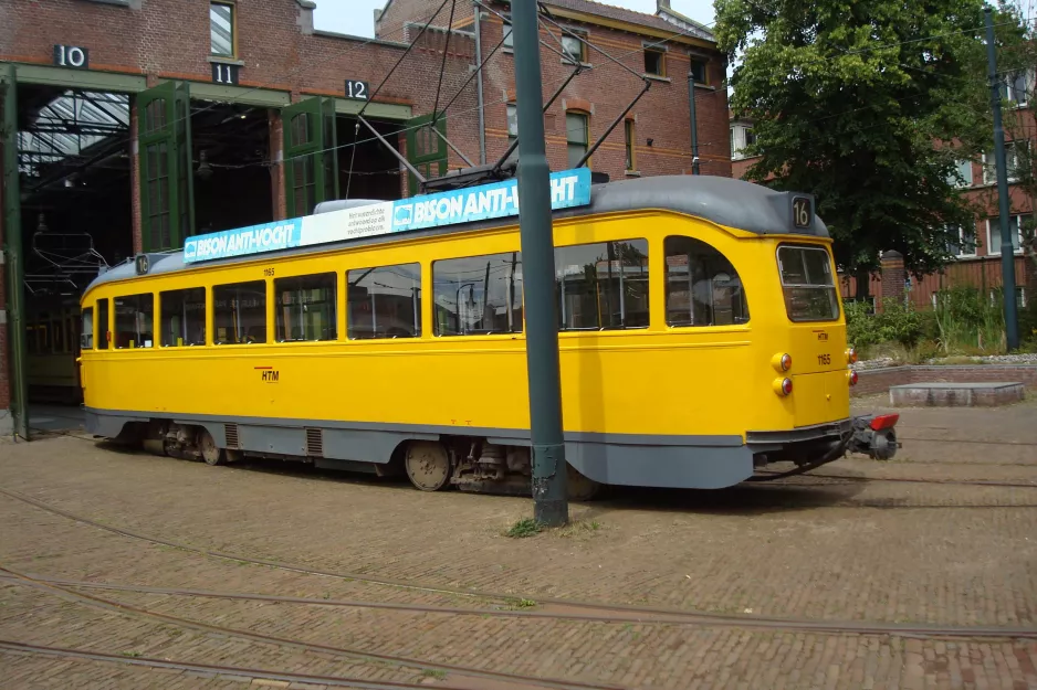 Haag motorvogn 1165 foran Haags Openbaar Vervoer Museum (2014)