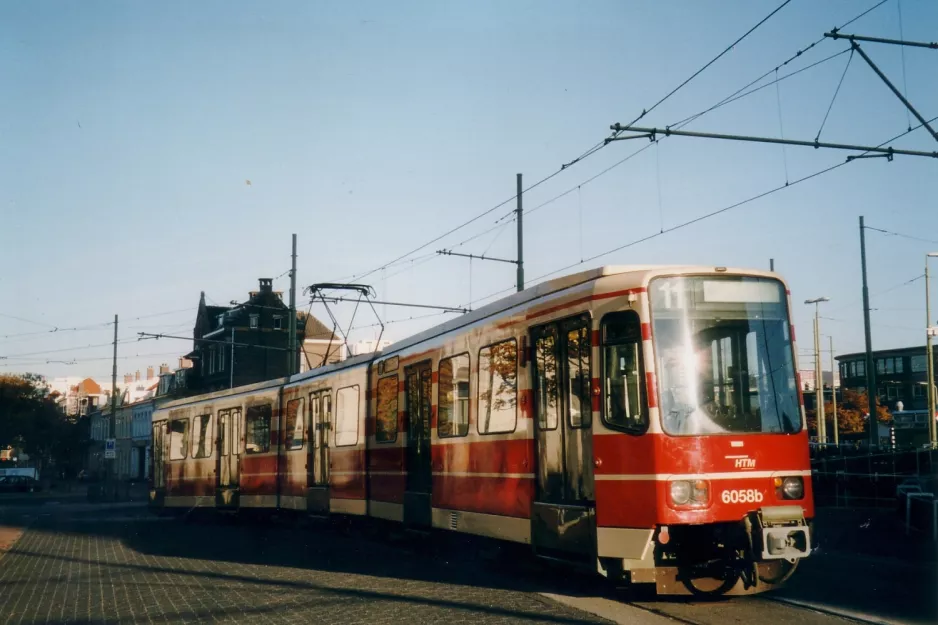 Haag sporvognslinje 11 med ledvogn 6058 ved Station Hollands Spoor (2003)