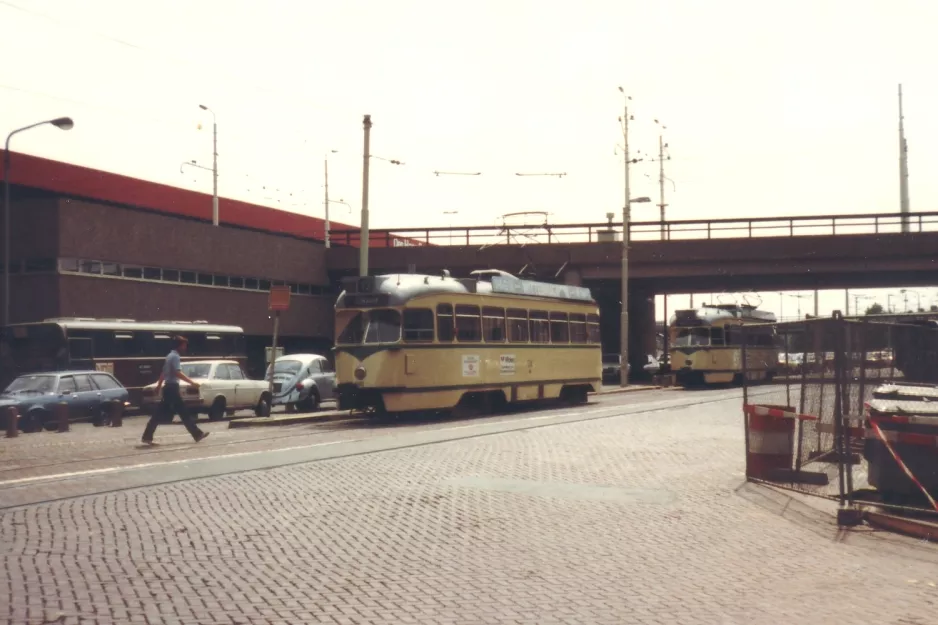 Haag sporvognslinje 12 med motorvogn 1240 ved Den Haag Centraal (1981)