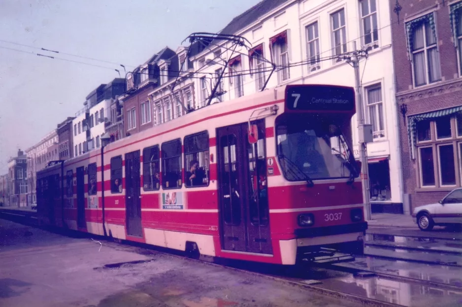 Haag sporvognslinje 7 med ledvogn 3037 nær Mauritskade (1987)