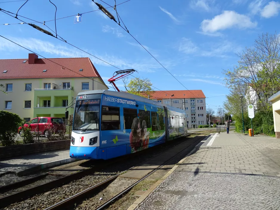 Halberstadt sporvognslinje 2 med lavgulvsledvogn 2 ved Herbingstraße (2017)