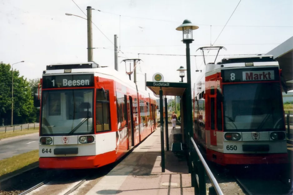 Halle (Saale) sporvognslinje 1 med lavgulvsledvogn 644 ved Südstadt (2003)