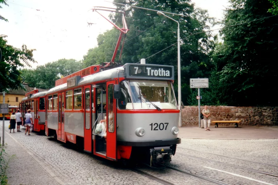 Halle (Saale) sporvognslinje 7 med motorvogn 1207 ved Burg Giebichenstein (2001)