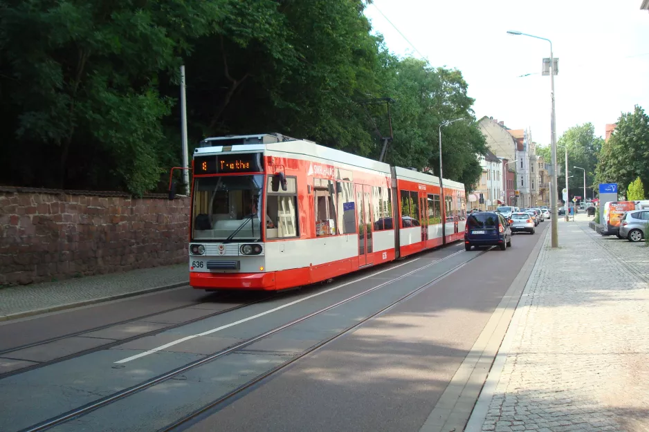 Halle (Saale) sporvognslinje 8 med lavgulvsledvogn 636 ved Emil-Eichhorn-Straße (2014)