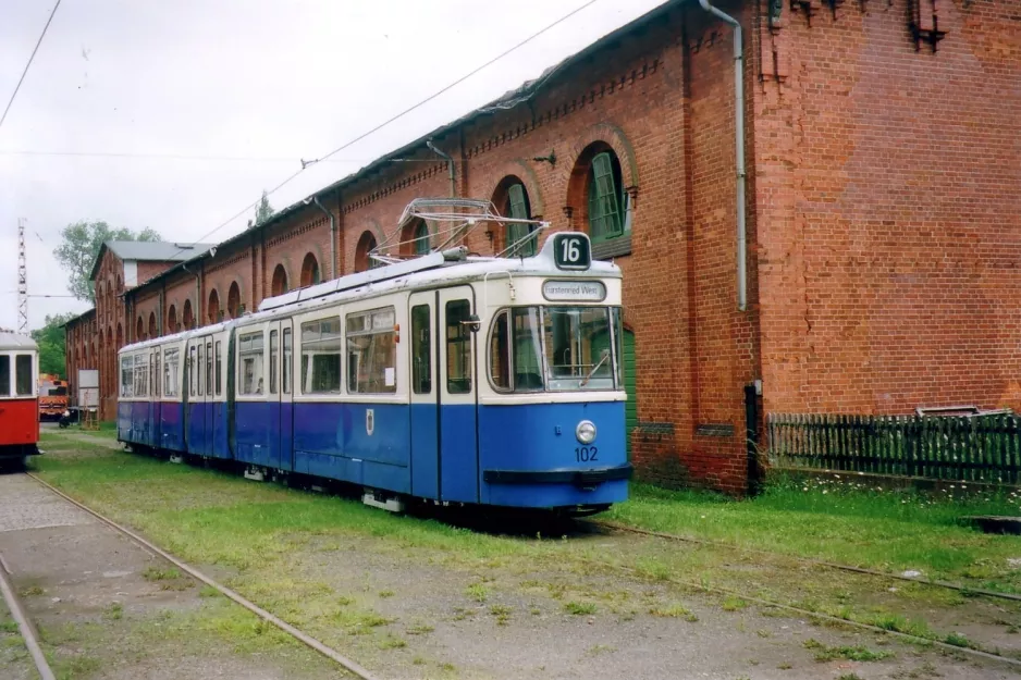 Hannover ledvogn 102 foran Straßenbahn-Museum (2006)