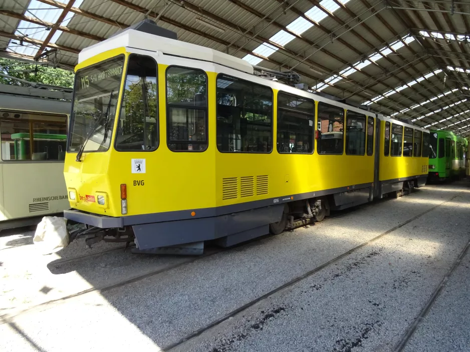 Hannover ledvogn 6016 inde i remisen Hannoversches Straßenbahn-Museum (2022)