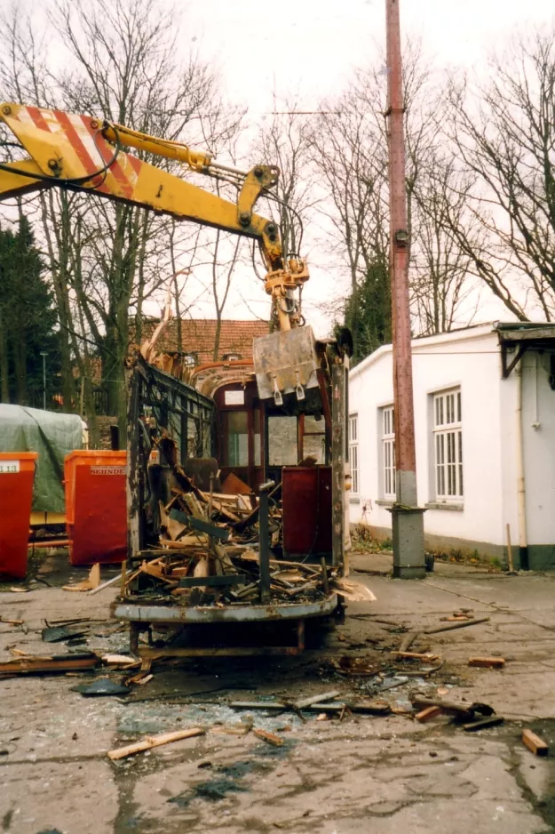 Hannover motorvogn 2 foran Straßenbahn-Museum  under ophugning (2004)