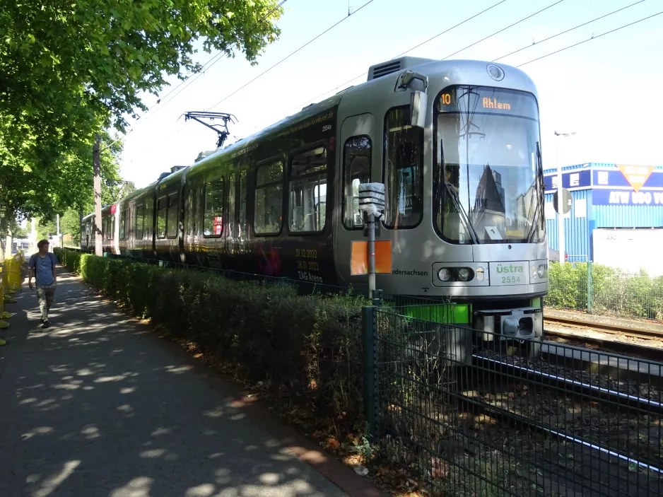 Hannover sporvognslinje 10 med ledvogn 2554 ved Ahlem (2022)