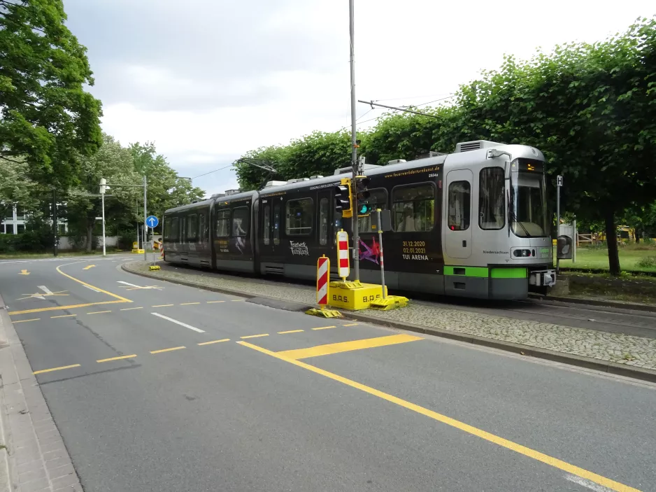 Hannover sporvognslinje 11 med ledvogn 2554 ved Hannover Congress Centrum (2020)