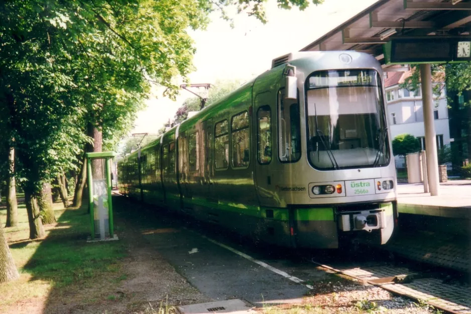 Hannover sporvognslinje 11 med ledvogn 2566 ved Zoo (2002)