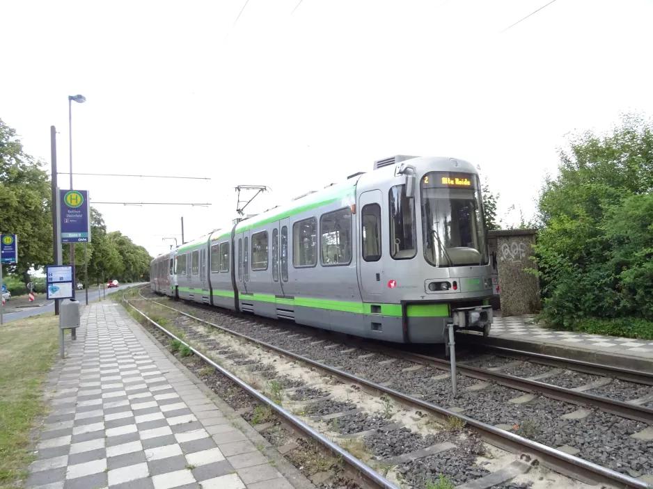 Hannover sporvognslinje 2 med ledvogn 2576 ved Rethen Steinfeld (2020)