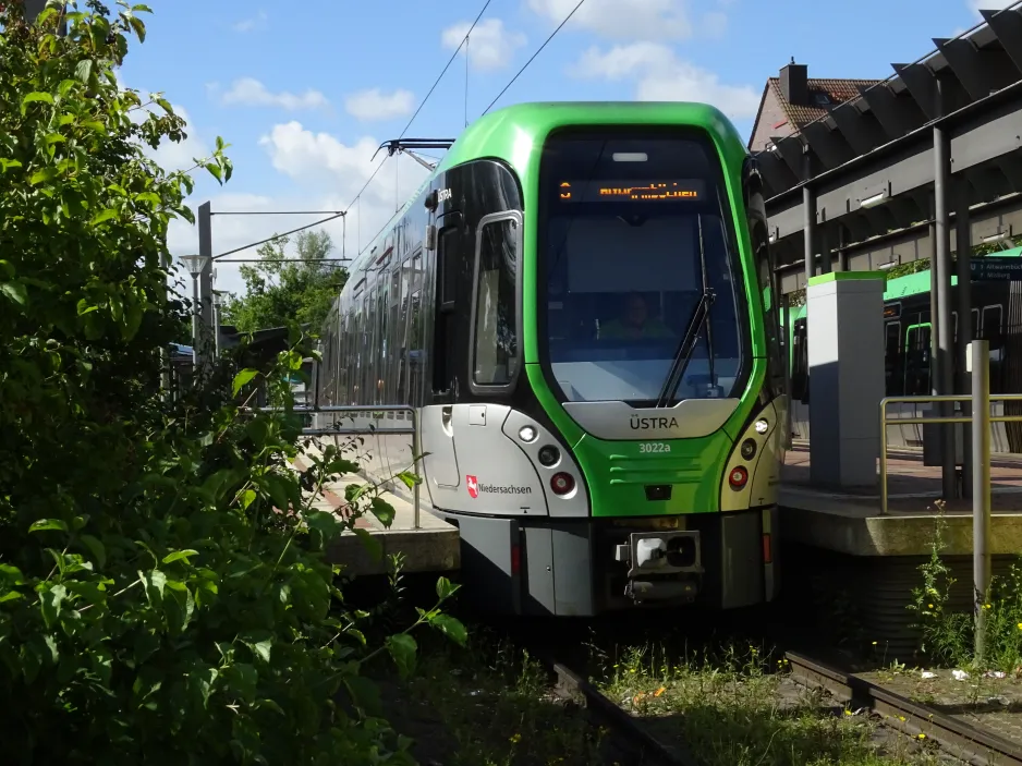 Hannover sporvognslinje 3 med ledvogn 3022 ved Wettbergen (2024)