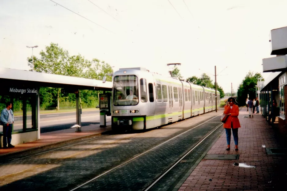 Hannover sporvognslinje 4 med ledvogn 2579 ved Misburger Straße (2002)