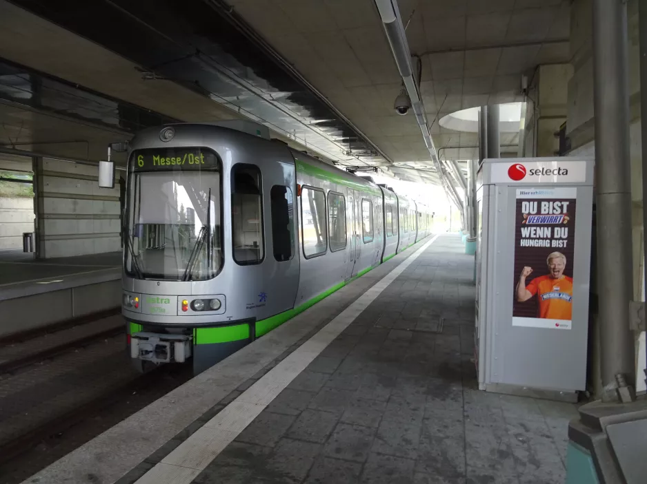 Hannover sporvognslinje 6 med ledvogn 2579 ved Messe/Ost (EXPO-Plaza) (2018)