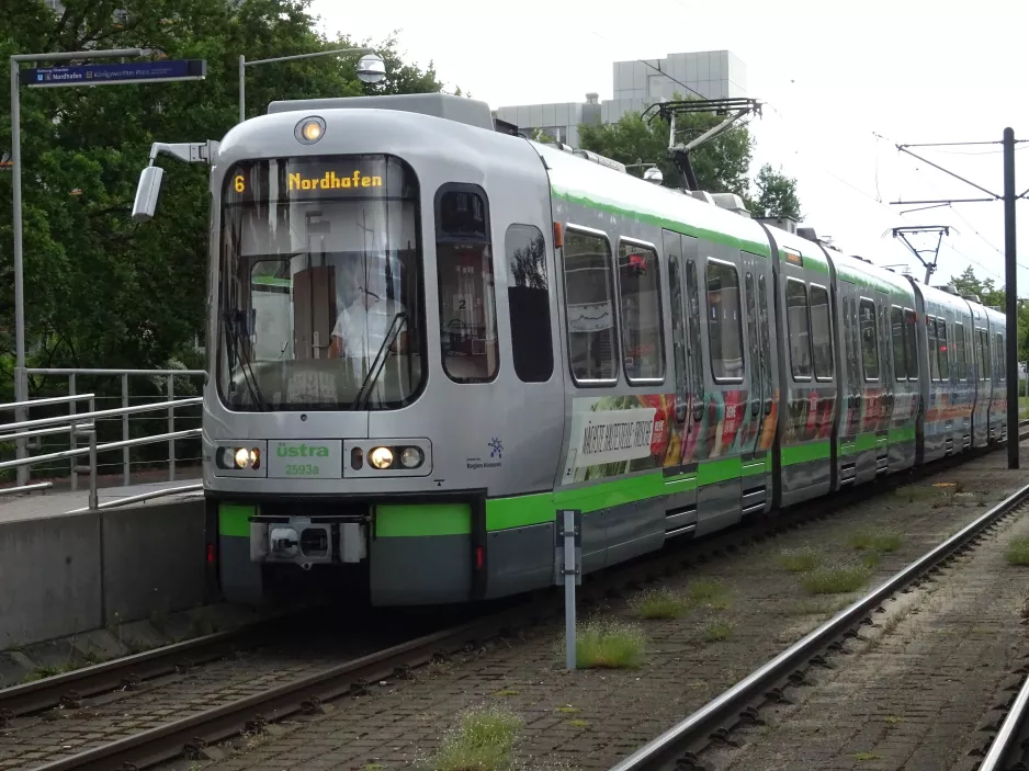 Hannover sporvognslinje 6 med ledvogn 2593 ved Kerstingstraße (2020)