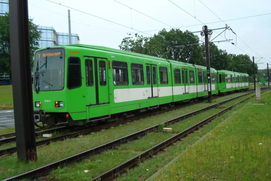 Hannover sporvognslinje 7 med ledvogn 6235 ved Paracelsusweg (2010)