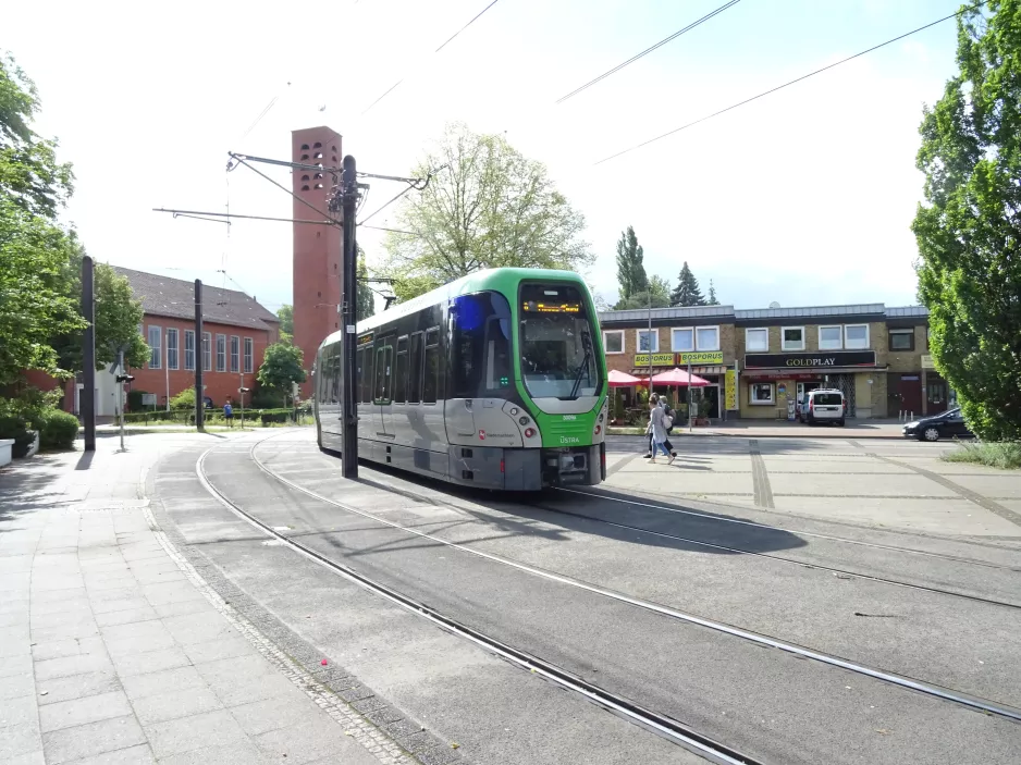 Hannover sporvognslinje 8 med ledvogn 3009 ved Am Mittelfeld (2020)