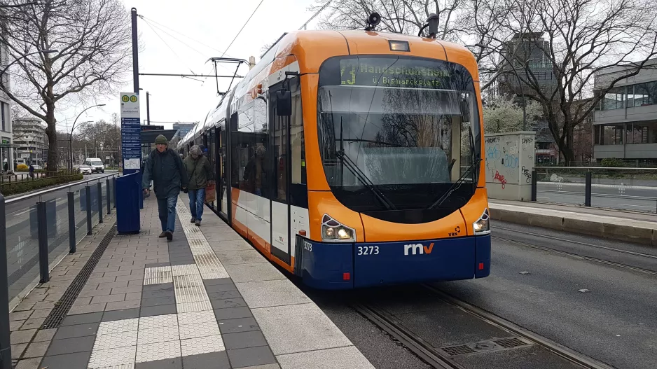 Heidelberg sporvognslinje 23 med lavgulvsledvogn 3273 ved Stadtbücherei (2019)