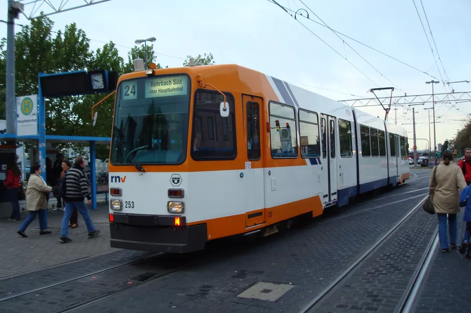 Heidelberg sporvognslinje 24 med ledvogn 253 ved HD Hauptbahnhof (2009)
