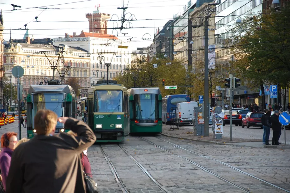 Helsingfors sporvognslinje 6 med lavgulvsledvogn 230 på Mannerheimvägen/Mannerheiminte  (2011)